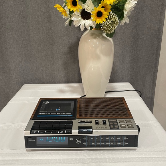 GE FM/AM Clock Radio Cassette Recorder Model 7-4956-B. - Picture 1 of 5